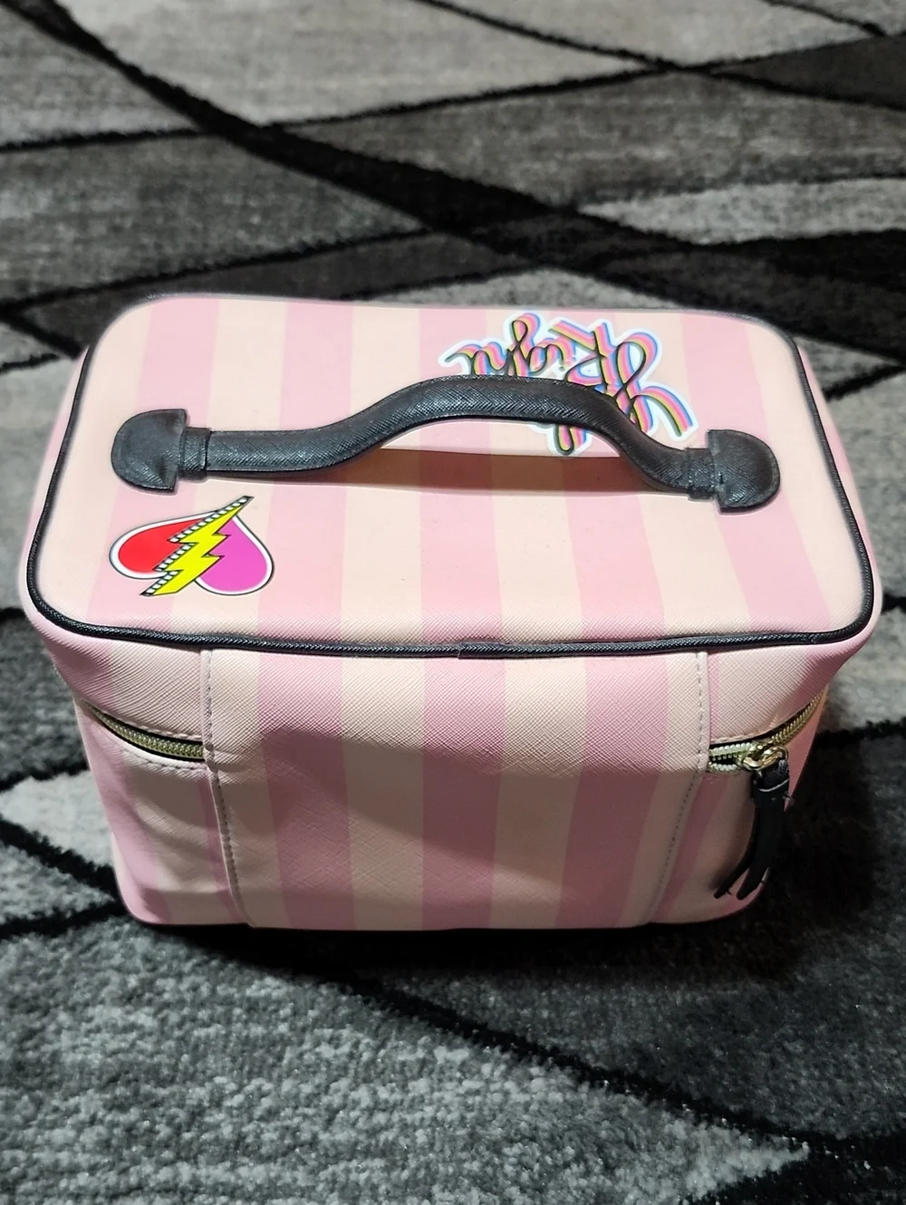 VICTORIA SECRET 2018 ICONIC STRIPED GRAFFITI-PATCH RUNWAY TRAVEL TRAIN CASE
